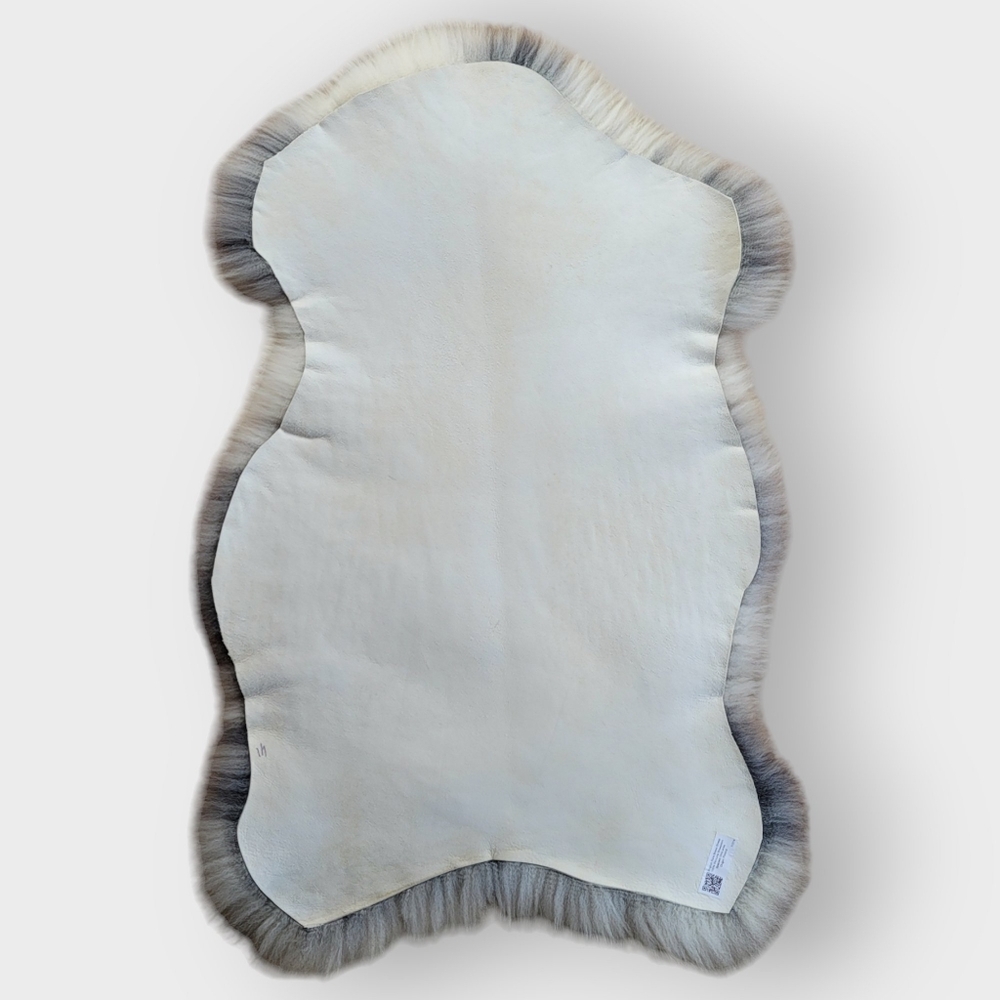 Small Natural Sheepskin fur throw Rug - Picture 4 of 5